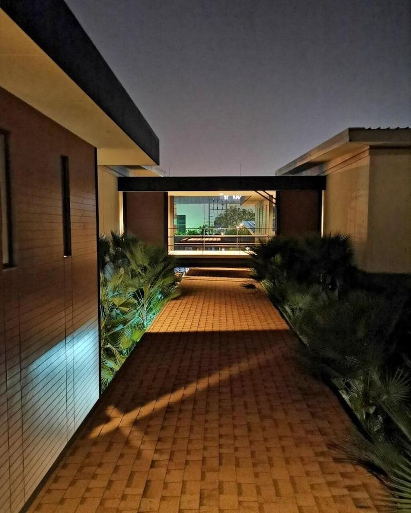 Morino Hotel Si Racha Esterno foto